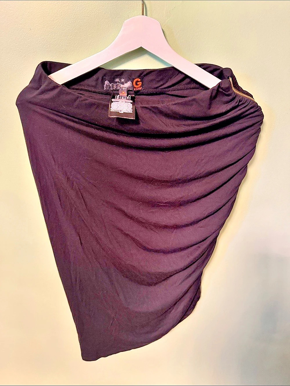 Guess Ruched skirt in Black Size Medium Like New